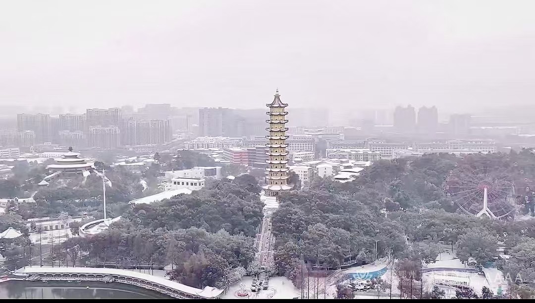 大寒雪落莲花山，破冰除雪暖意浓——莲花山旅游区全员出动保障游客安全
